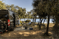 Lopari Camping Resort  Autocamp Lopari - Blick auf einen Standplatz im Schatten der Bäume