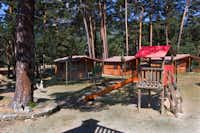 Camping Cobijo - Spielplatz und Mobilheime zwischen Bäumen