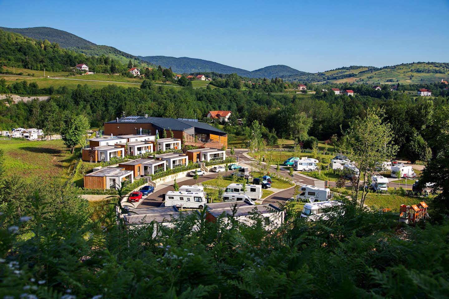 Camping Plitvice  - Luftaufnahme des Campingplatzes mit Mobilheimen und Standplätzen