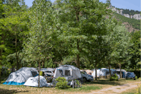 Camping Saint Lambert - Standplätze zwischen Bäumen auf dem Campingplatz
