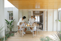 Stel Camping & Bungalow Resort - Familie bei gemeinsamen Frühstück auf der Terrasse ihres Mobilheims