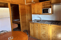 Camping Trillas  - Innenansicht eines Mobilheims mit Küche