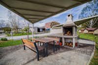 Kalahari Tent Terme Tuhelj - Grillstelle mit Picknicktisch auf dem Campingplatz
