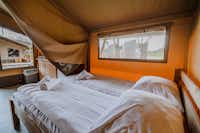 Kalahari Tent Terme Tuhelj - Innenansicht eines Glamping-Zeltes mit Doppelbett