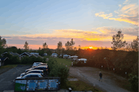 Minicamping De Kan Hoeve - Blick auf die Standplatzwiese bei Sonnenuntergang
