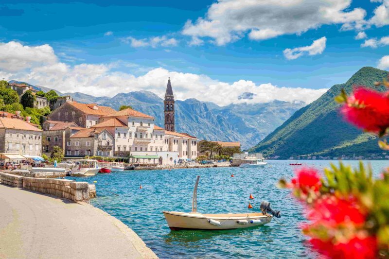 Historische Stadt Perast an der Bucht von Kotor im Sommer, Montenegro