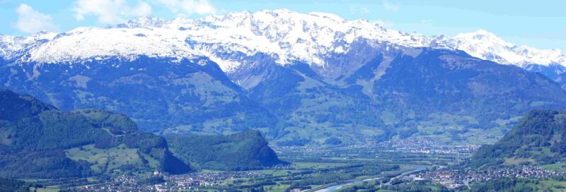 Falls der Platz belegt sein sollte, gibt es jenseits der Landesgrenzen einige Alternativen. Auf der Schweizer Seite wartet das Camping Werdenberg nahe des Städtchens Schaan in toller Lage direkt am See. In Österreich der gemütliche Waldcampingplatz Feldkirch mit angrenzendem Waldschwimmbad. Wildcamping im Wald und in Naturschutzgebieten ist verboten. Freistehen mit dem Wohnmobil auf öffentlichen Parkplätzen wird geduldet und ist in den letzten Jahren häufiger zu beobachten. Man sollte den guten Willen der Einwohner am besten aber nicht überstrapazieren.  Wandern in Liechtenstein  Hatten wir schon erwähnt, dass Liechtenstein ein Paradies zum Wandern ist? Dann wiederholen wir es hier noch einmal. Tatsächlich hat Liechtenstein eines der dichtesten Netze an Wanderwegen in ganz Europa. Auf nur 160 km2 Fläche verteilen sich über 400 Km an gut ausgeschilderten und gepflegten Wanderwegen. Heißt: Man muss meist nur ein paar Meter laufen, bis man am nächsten Weg landet, der in die tolle Natur des Fürstentums hineinführt.