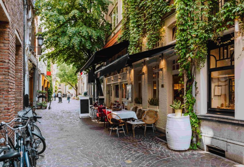 Alte Straße im historischen Stadtzentrum von Antwerpen