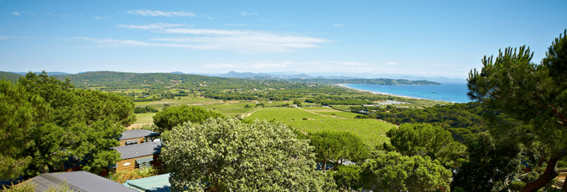 Camping-Les-Tournels, Chalet-mit Veranda im Gruenen auf dem-Campingplatz mit Meerblick