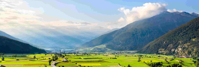 Luftaufnahme des Vinschgau-Tals in Südtirol, Italien